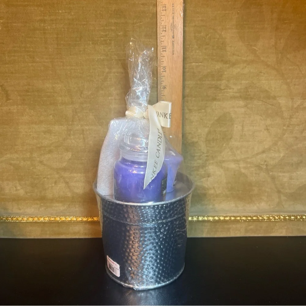 Yankee Candle Lilac Blossoms 3pc Gift Set 3.7oz Jar 2 Votives Glass Bucket New - Picture 4 of 8